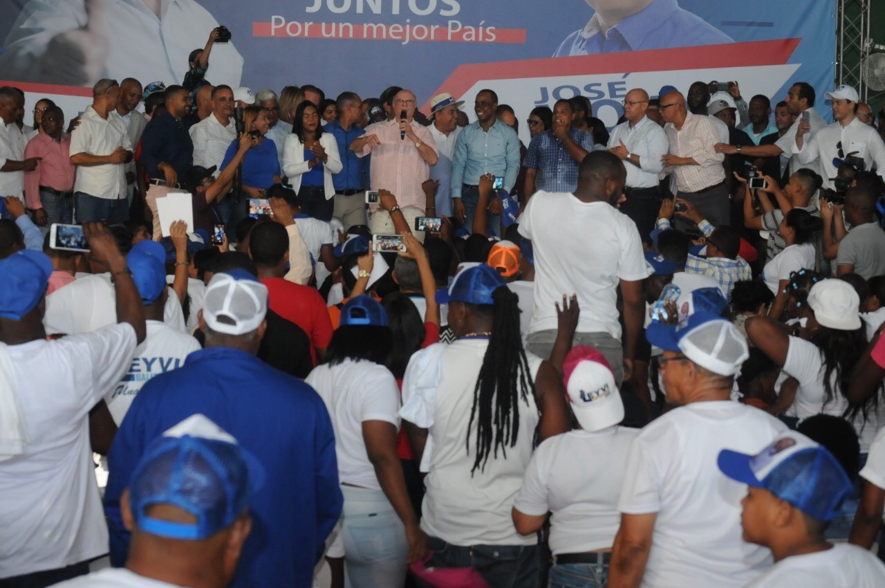 Hipólito da demostración de fuerza en Santo Domingo Oeste