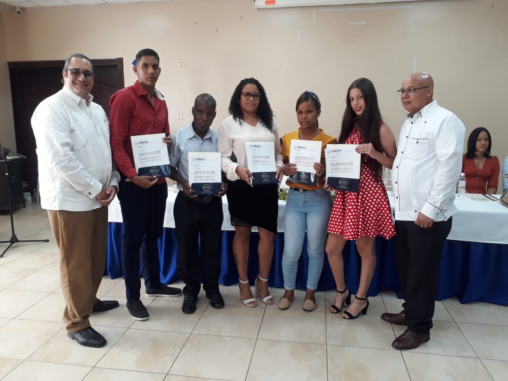 161 puertoplateños buscan lograr metas profesionales; se gradúan con CENAPEC