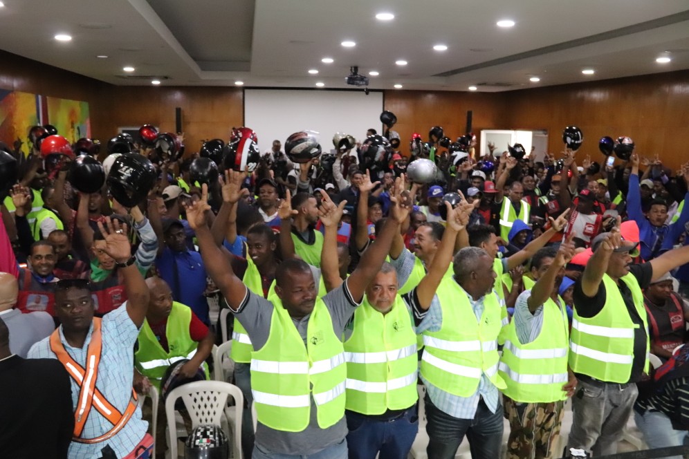 Leonel Fernández hace promesas a motoconchistas y empleados informales