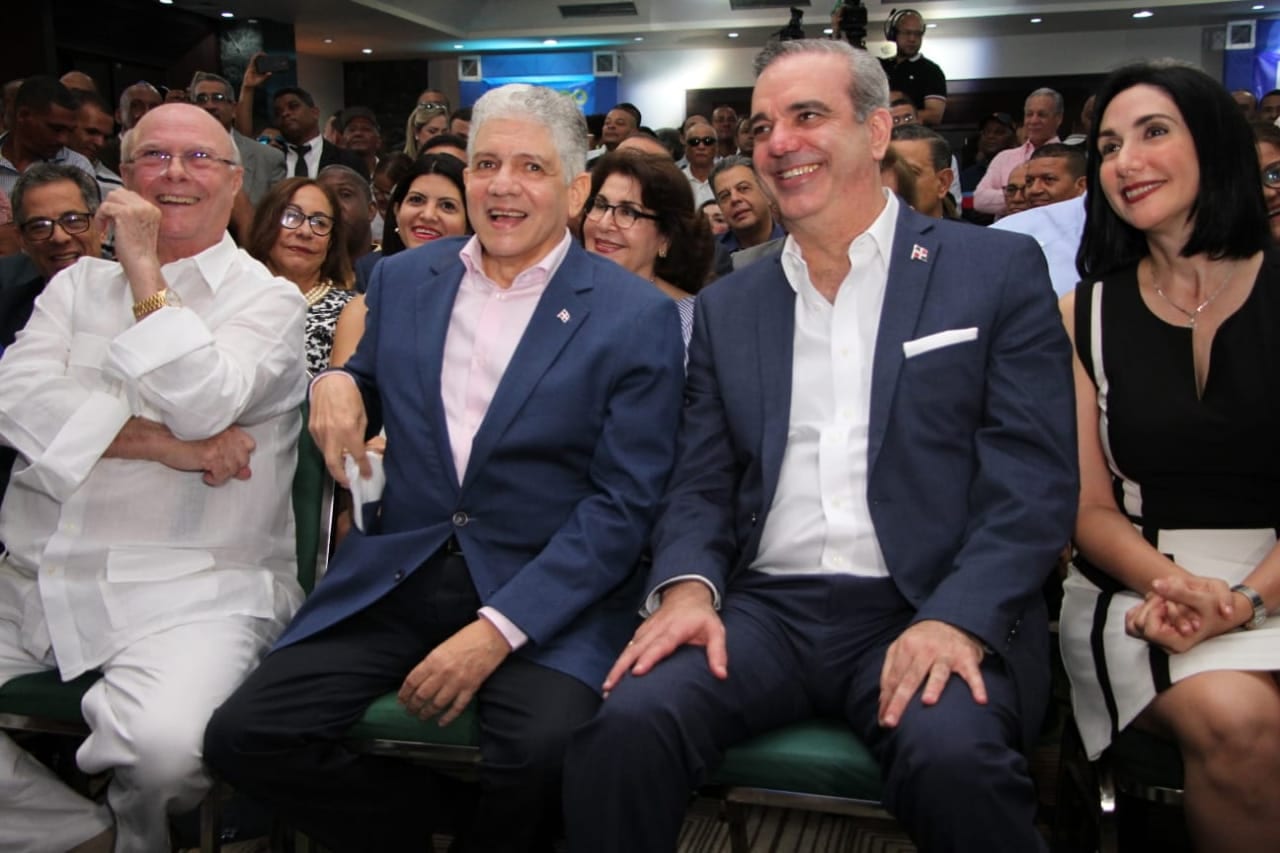 Abinader y Estrella proclamados a presidente, y senador de Santiago