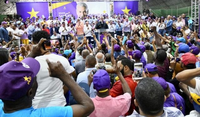 Gonzalo Castillo apunta hacia su rival Luis Abinader