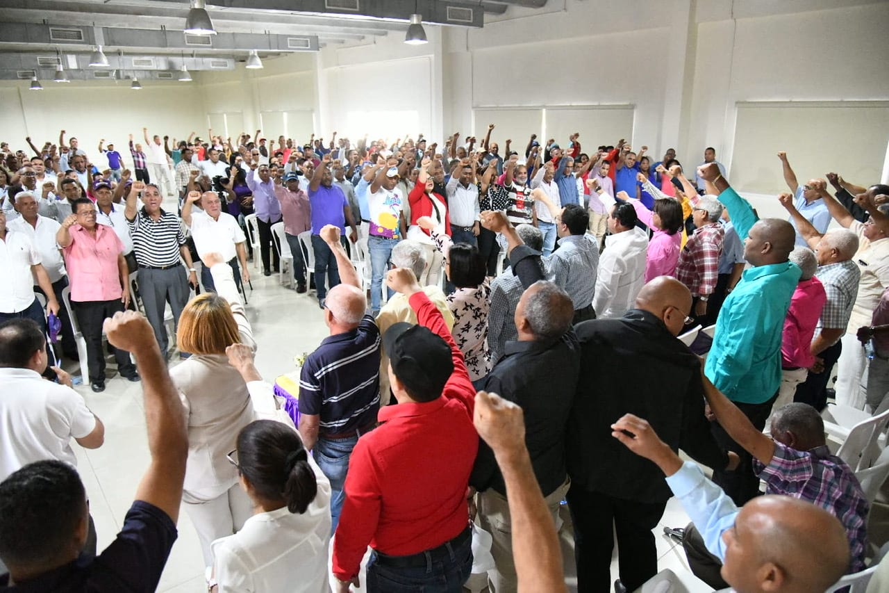 Miembros comité político reunidos con peledeistas en el Cibao