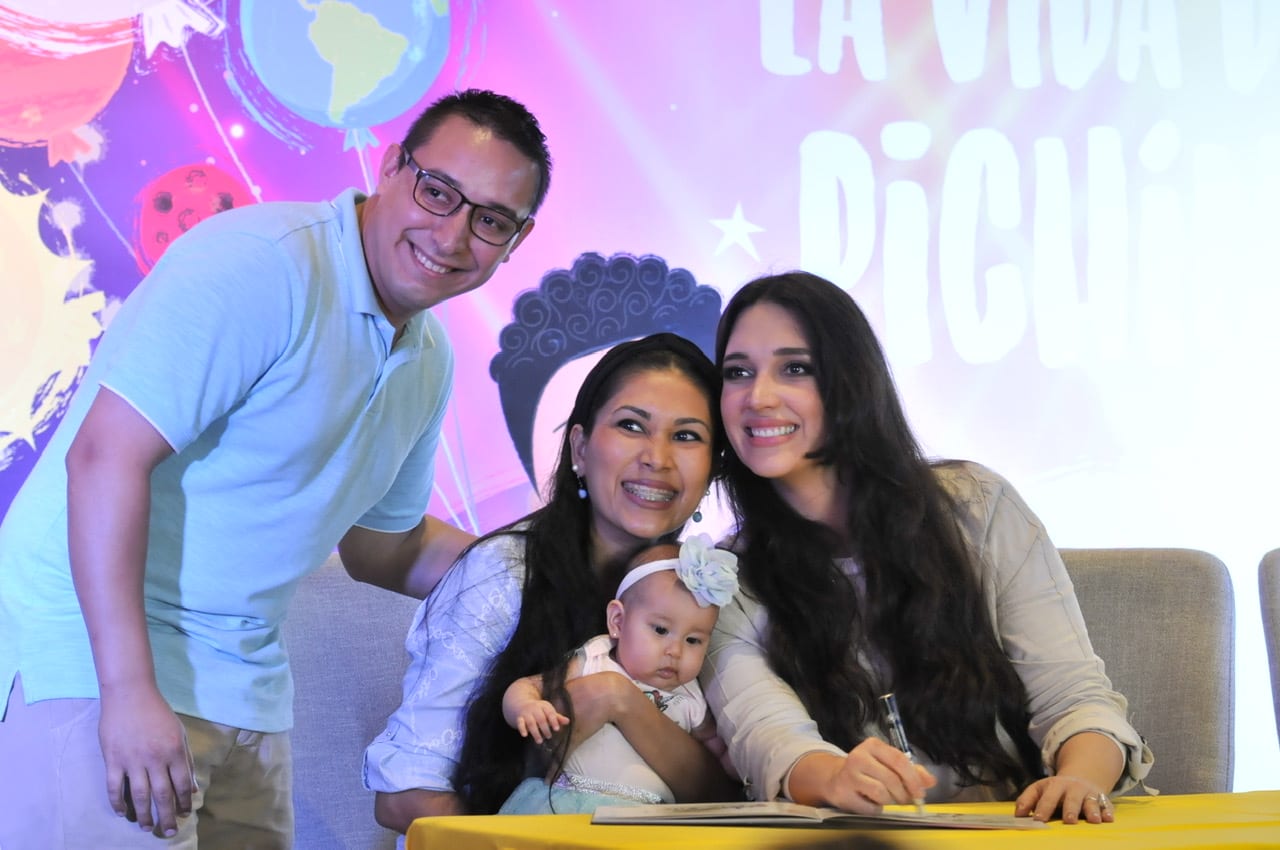 Amelia Vega recibe el cariño del público