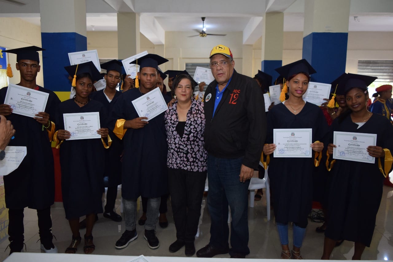 DGDC gradúa 104 nuevos técnicos en diferentes oficios en La Región Sur.