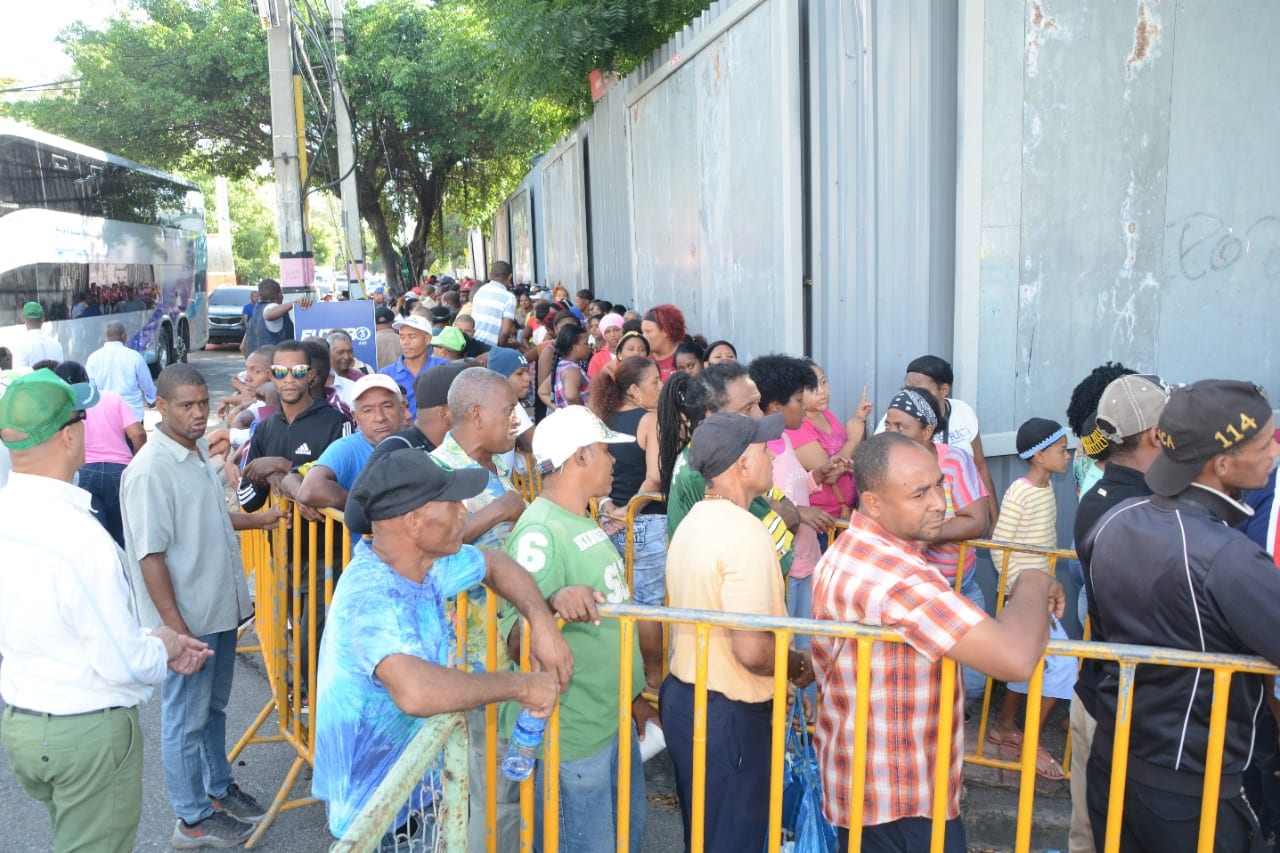 Leonel reparte miles de cajas navideñas