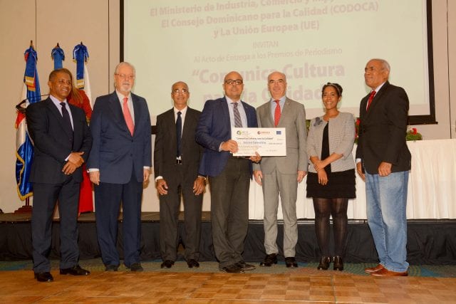 Periodistas ganadores del premio "Comunica Cultura para la Calidad"
