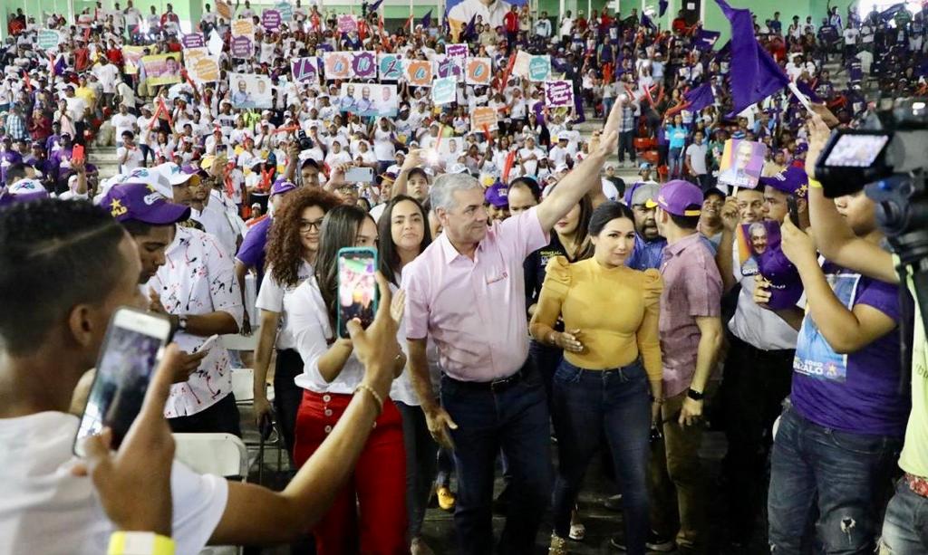 Gonzalo Castillo juramenta a jóvenes apoyan su candidatura