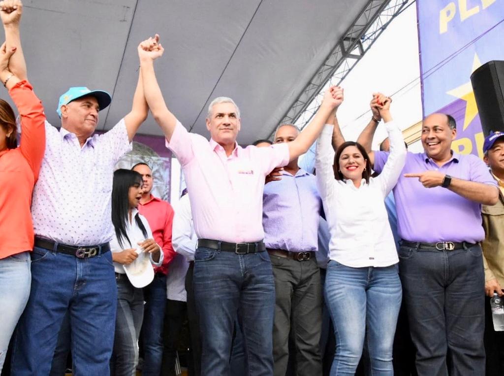 Gonzalo Castillo recorre el Cibao; promete empleos