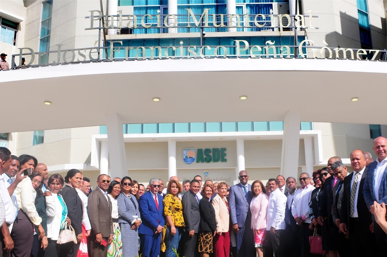 Ratifican con tarja nombre de Peña Gómez a palacio de alcaldía SDE