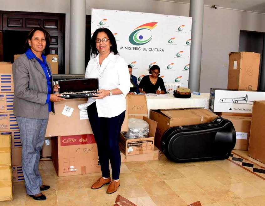 Compañías, escuelas y grupos artísticos de Cultura reciben instrumentos musicales