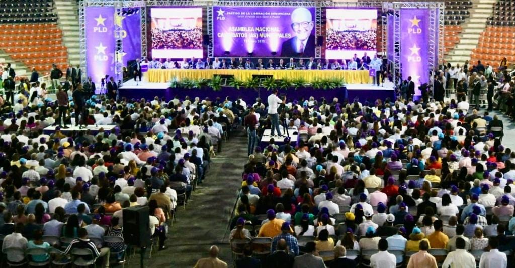 Danilo y Gonzalo encabezan reunión con candidatos municipales del PLD
