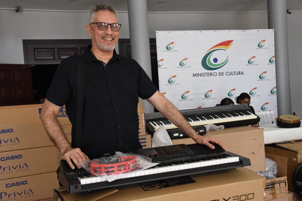 Compañías, escuelas y grupos artísticos de Cultura reciben instrumentos musicales