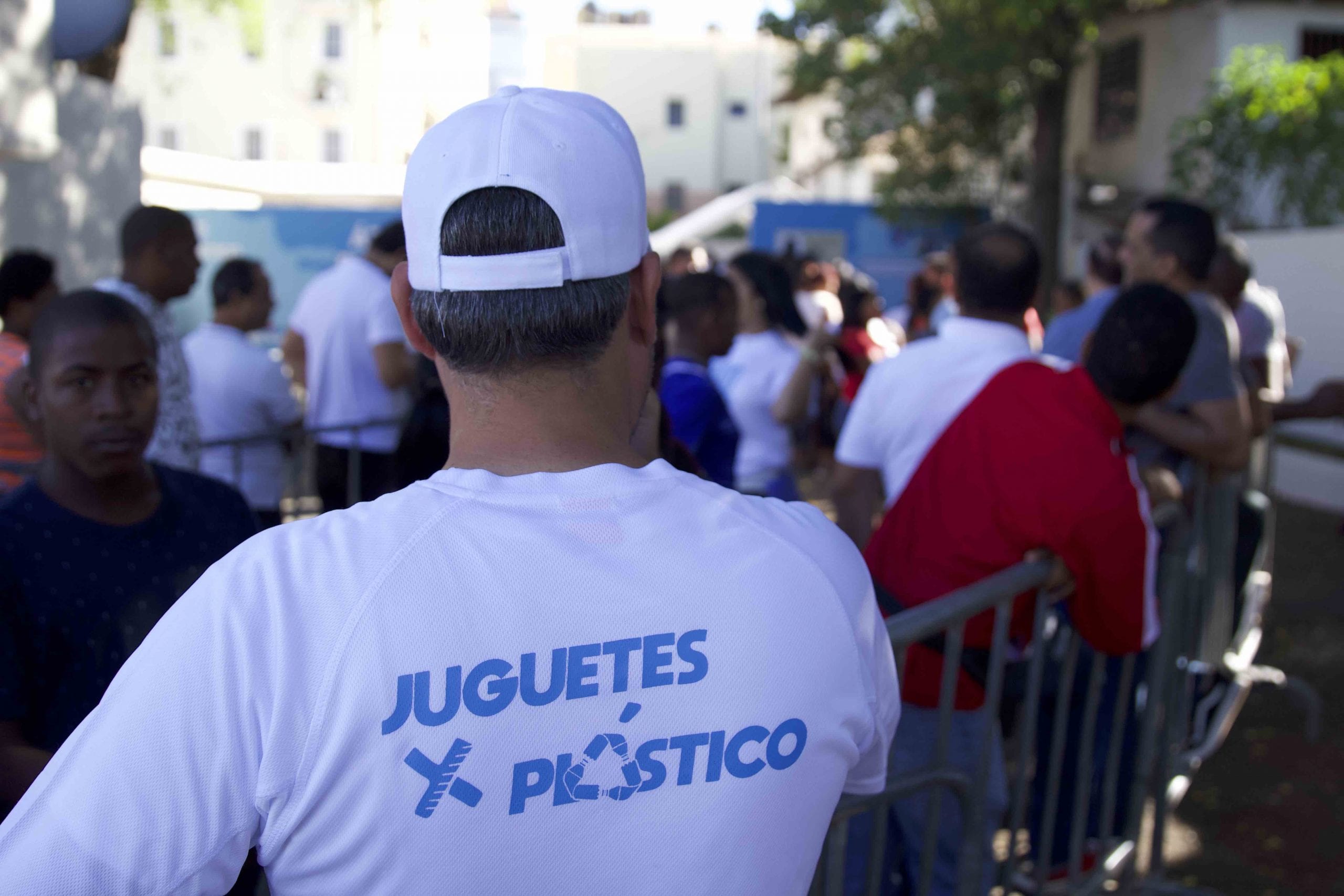 Hugo Beras intercambia juguetes por botellas plásticas