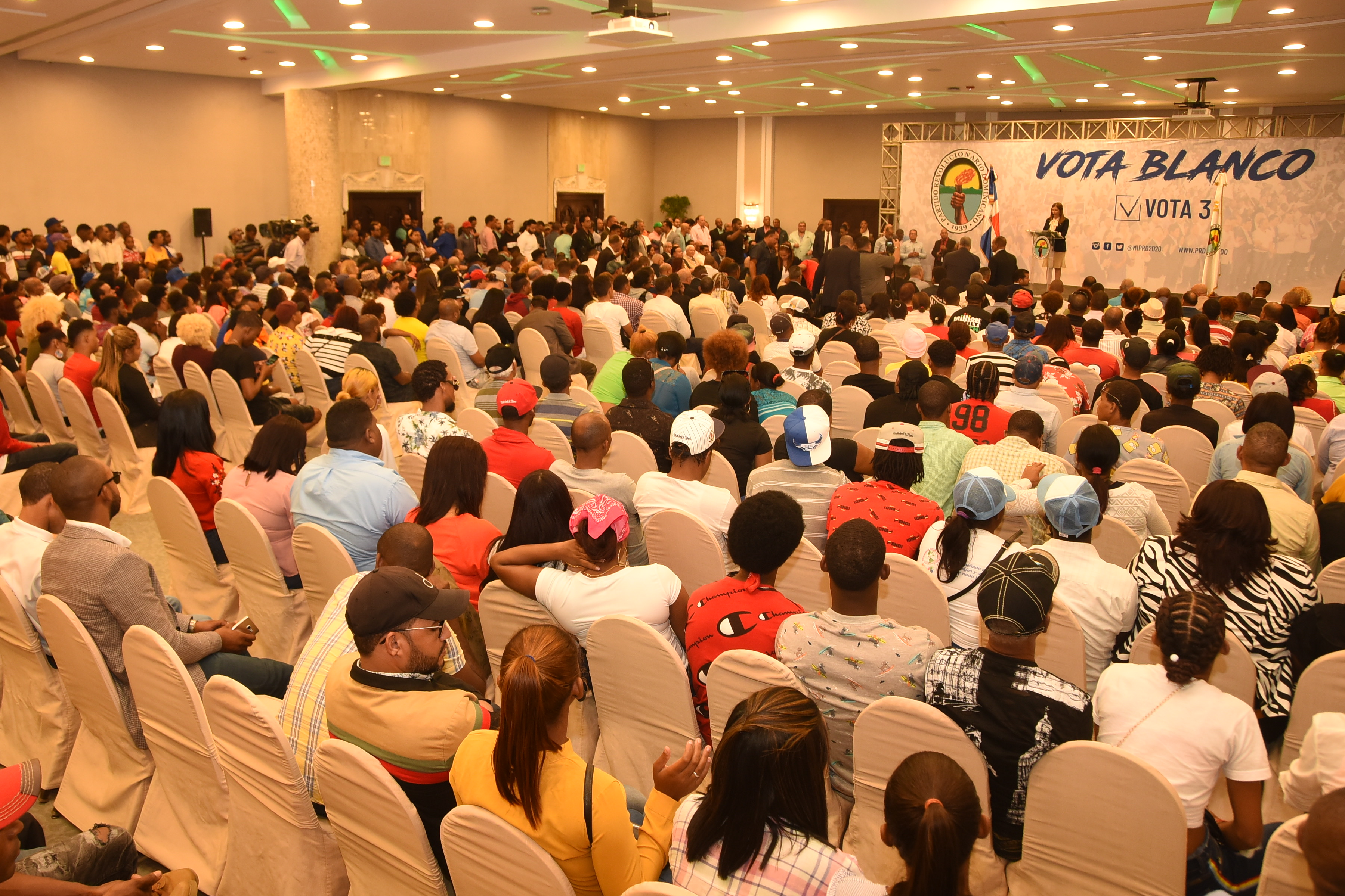 PRD juramenta miembros de partidos de la oposición