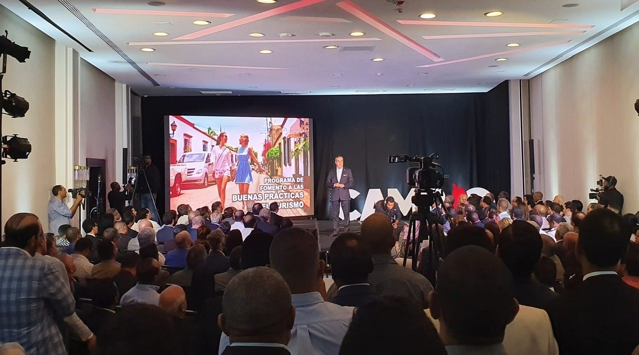 Luis Abinader presenta planes para el desarrollo del turismo dominicano