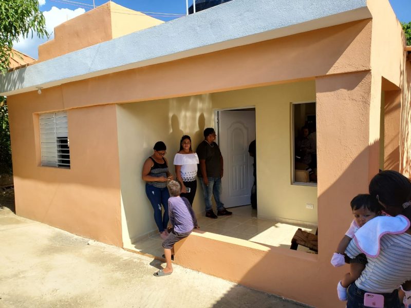 Frank Reyes entrega segunda casa en Navarrete