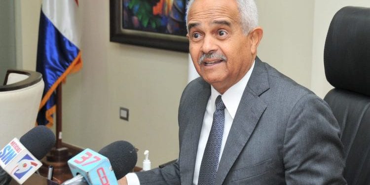 Ministro Agricultura responsabiliza productores de pollos de brote de enfermedad