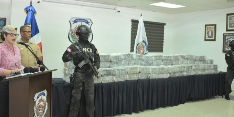 Ocupan en medio de tiroteo 21 sacos de cocaína frente a costa de San Pedro de Macorís