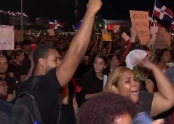 Jóvenes regresan a plaza a pedir renuncia pleno de la JCE