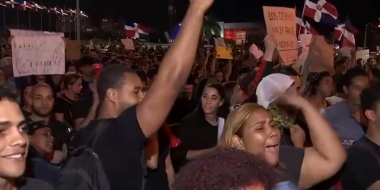 Jóvenes regresan a plaza a pedir renuncia pleno de la JCE