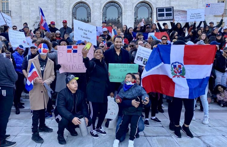 Dominicanos en Washington marchan por situación electoral en RD