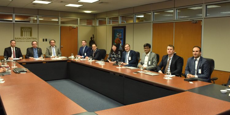 Inversionistas ingleses visitan el Banco Central