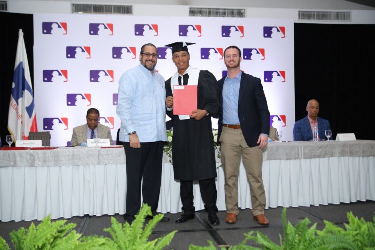 88 prospectos del béisbol se gradúan de bachilleres para no quedarse atrás