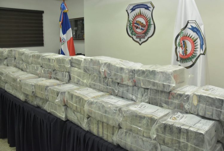 Ocupan en medio de tiroteo 21 sacos de cocaína frente a costa de San Pedro de Macorís