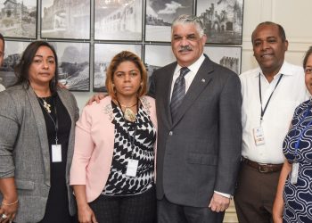 Canciller Vargas recibe familiares estudiantes dominicanos en Wuhan, China