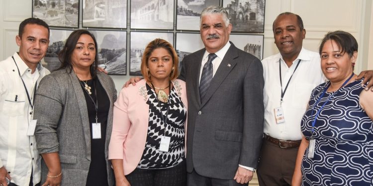 Canciller Vargas recibe familiares estudiantes dominicanos en Wuhan, China