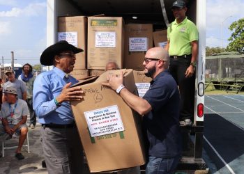 Funcionarios del Bronx entregan ayudas a en Puerto Rico