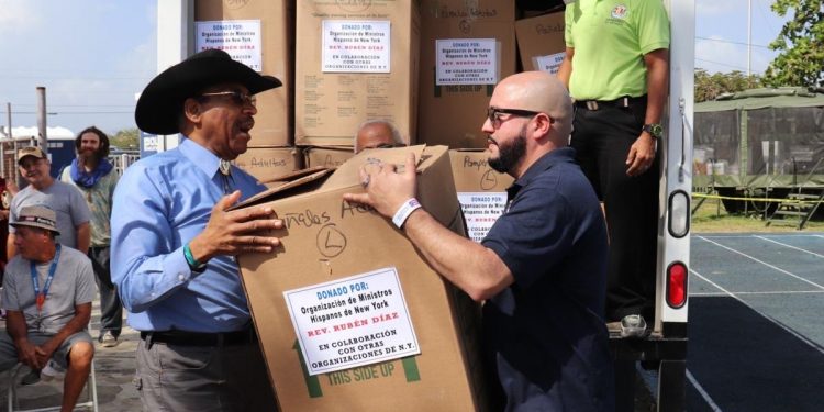 Funcionarios del Bronx entregan ayudas a en Puerto Rico