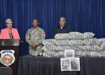 Arrestan tres hombres tras incautar 105 paquetes de drogas en costa sur de Cumayasa