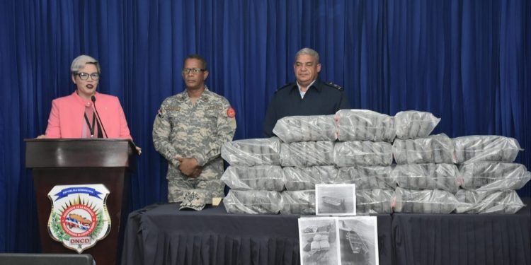 Arrestan tres hombres tras incautar 105 paquetes de drogas en costa sur de Cumayasa