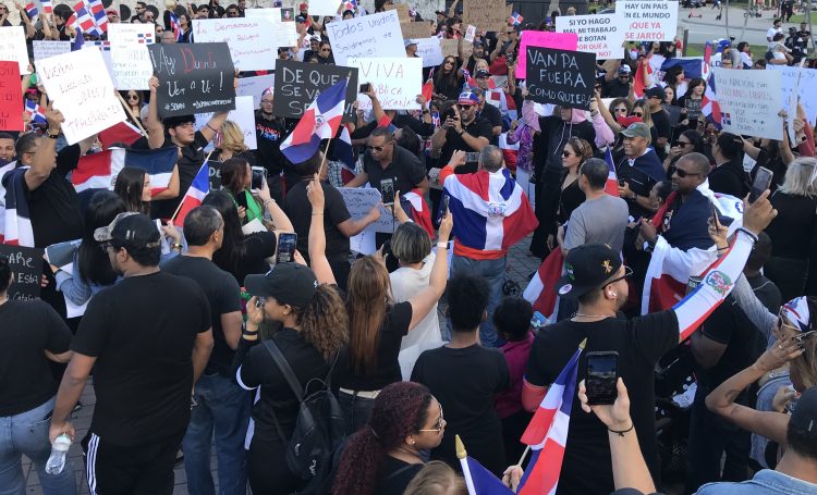 Dominicanos en Miami se manifiestan contra suspensión de elecciones