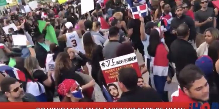 Dominicanos en Miami se manifiestan contra suspensión de elecciones