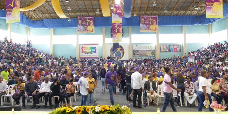 Sandra Fernández llama a votar por candidatos municipales del PLD