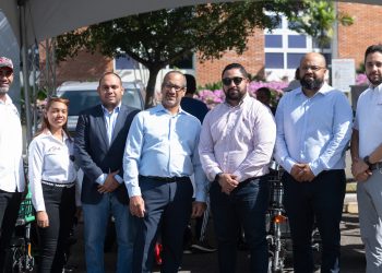 BANFONDESA apoya exhibición de vehículos eléctricos en la PUCMM