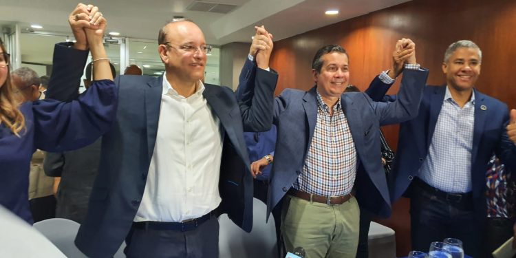 Jorge Mera se reúne con dirigencia del PRM en Santiago