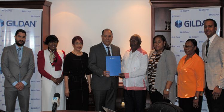 Gildan entrega RD$2.1 millones para favorecer a niños con parálisis cerebral