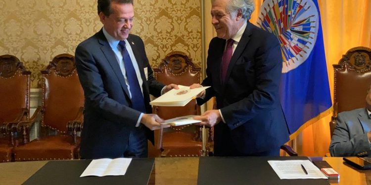 Ito Bisonó firmó en OEA acuerdo de cooperación internacional con Almagro