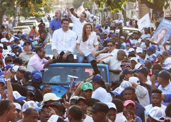 Ito Bisonó recorre barrios de la capital con Carolina Mejía