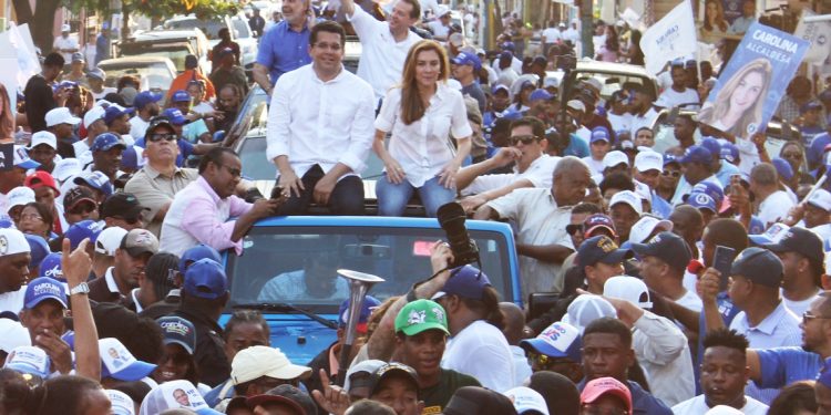 Ito Bisonó recorre barrios de la capital con Carolina Mejía