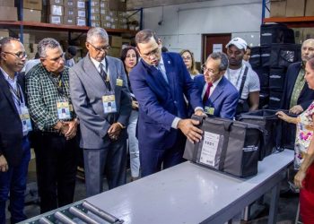 ¿Qué elementos contienen los kits electorales de la JCE?