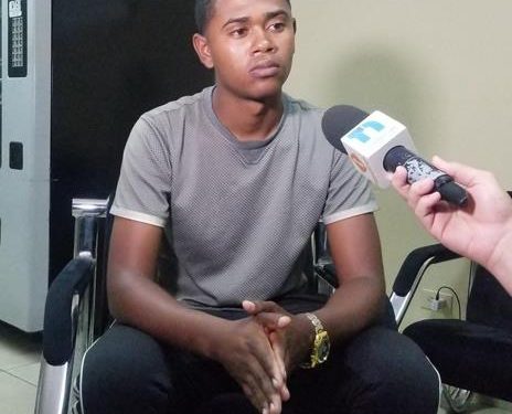 Se entrega agente de la Policía se sumó a protestas en Plaza de la Bandera