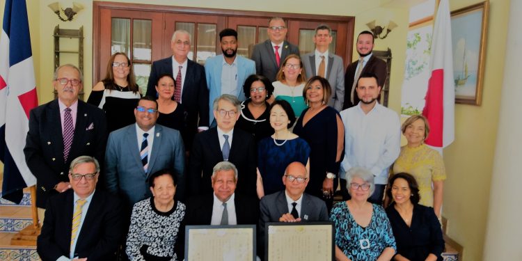 Embajada Japón reconoce dos gestores de bonsai y Origami