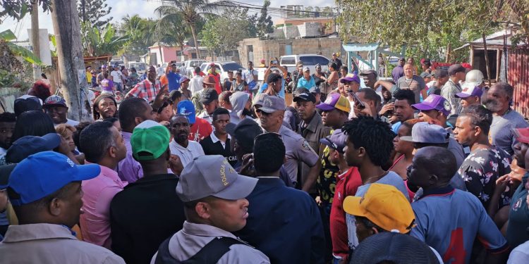 Revuelo en Boca Chica por intento irregular de desalojo de familias