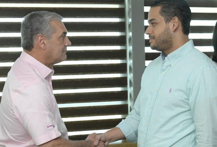 Gonzalo Castillo se confiesa con miembros de la ANJE