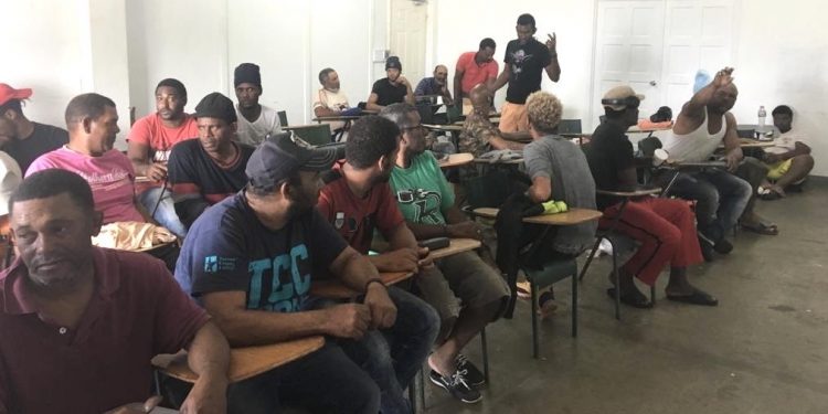 Regresan 17 pescadores dominicanos tras cumplir dos meses en prisión en Las Bahamas