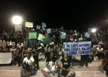 Multitud de ciudadanos ocupa por quinto día la Plaza de la Bandera